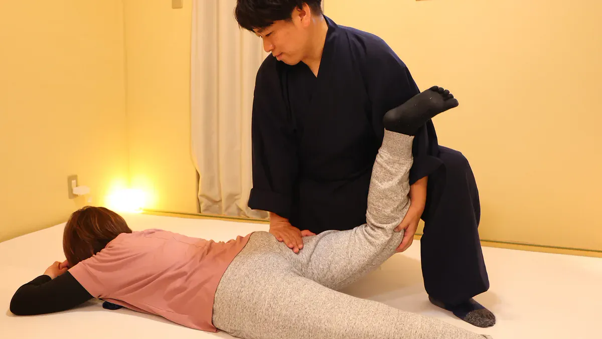 当院で、ひざの動きを確かめている様子
