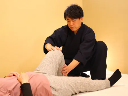 ひざの検査・施術の様子