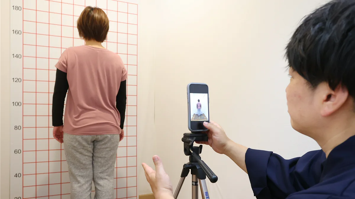 姿勢を撮影して状態を見える化する検査の様子