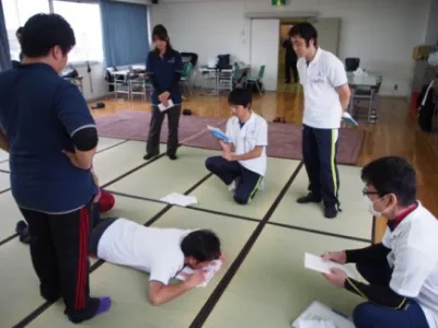 技術研修会で講師として登壇する院長